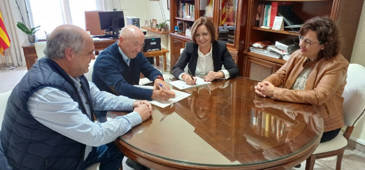 L’alcaldessa firma els convenis anuals amb Ateneu Maestrat i AFA Benicarló