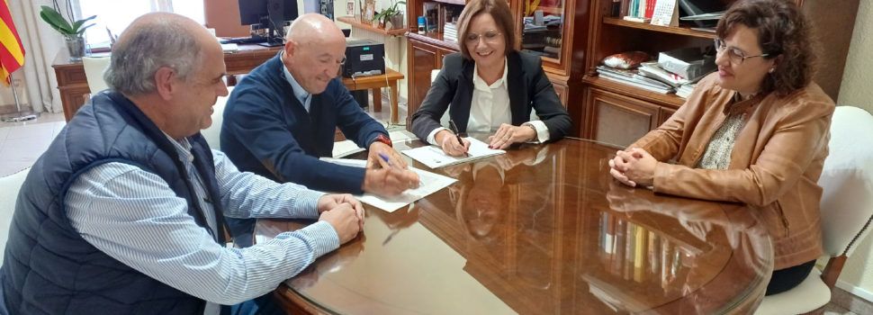 L’alcaldessa firma els convenis anuals amb Ateneu Maestrat i AFA Benicarló