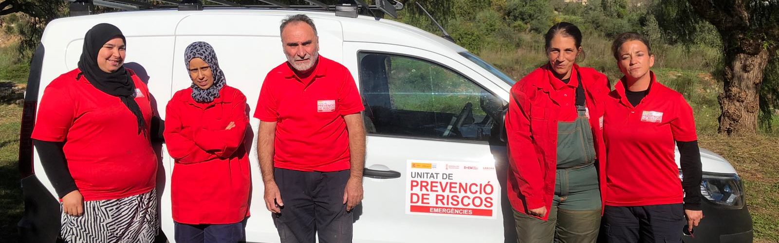 La brigada EMERGE esbrossa els marges de la rambla d’Alcalá en Santa Magdalena