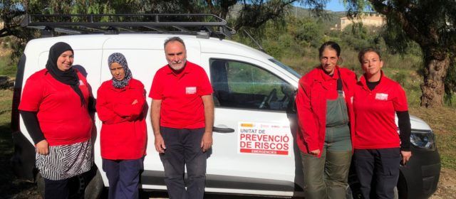 La brigada EMERGE esbrossa els marges de la rambla d’Alcalá en Santa Magdalena