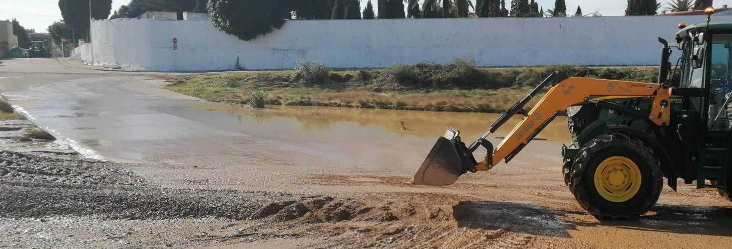 Benicarló neteja restes i sediments acumulats per les pluges