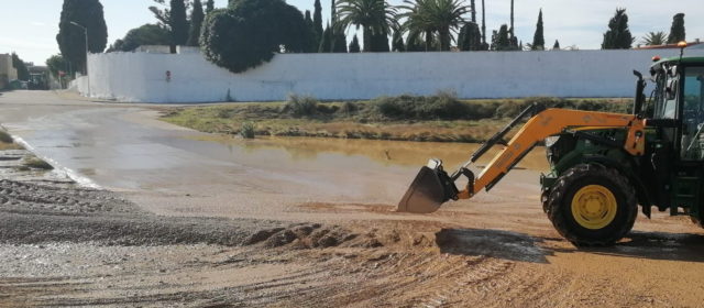 Benicarló neteja restes i sediments acumulats per les pluges