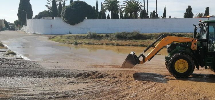 Benicarló neteja restes i sediments acumulats per les pluges
