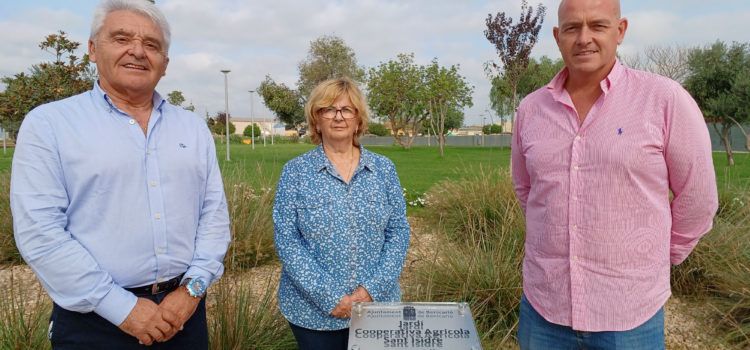 El jardí de la Cooperativa Agrícola Sant Isidre de Benicarló ja té la placa commemorativa
