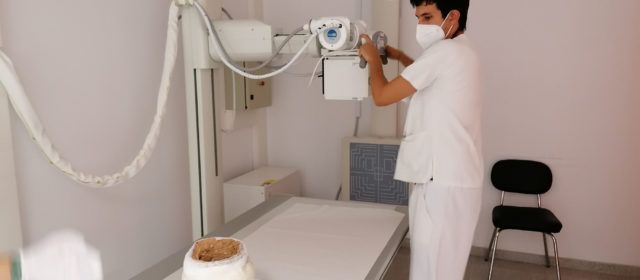 Les radiografies confirmen la presència d’aixovars dins les urnes funeràries de la necròpolis del Puig de la Nau de Benicarló