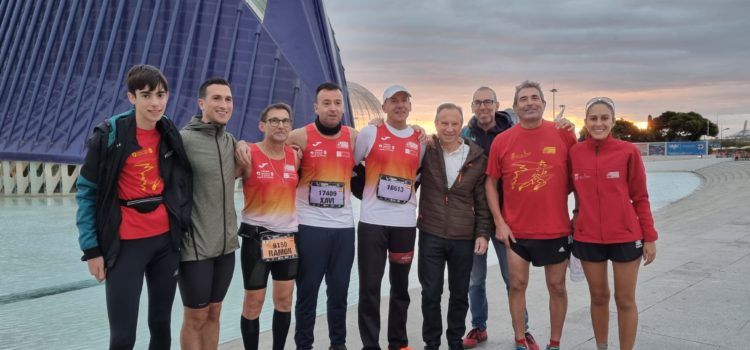 Un total d’11 fondistes del Club Esportiu Vinaròs participaren en la Marató de València