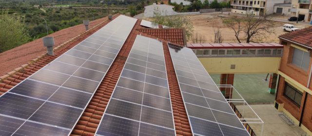 Càlig adjudica la instalación de placas solares en varios edificios municipales