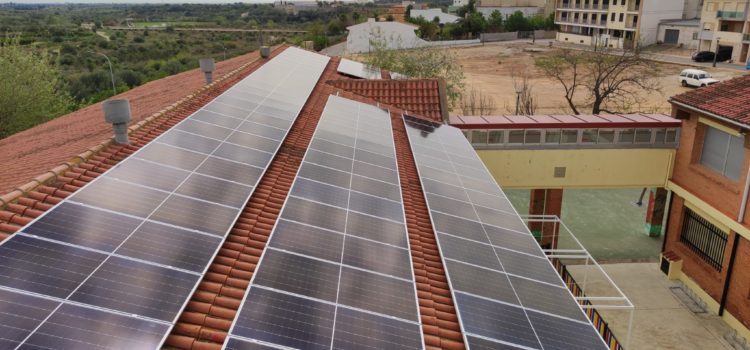 Càlig adjudica la instalación de placas solares en varios edificios municipales