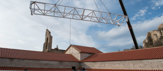 Morella instal·la l’estructura de la nova coberta del claustre al Colomer Zurita