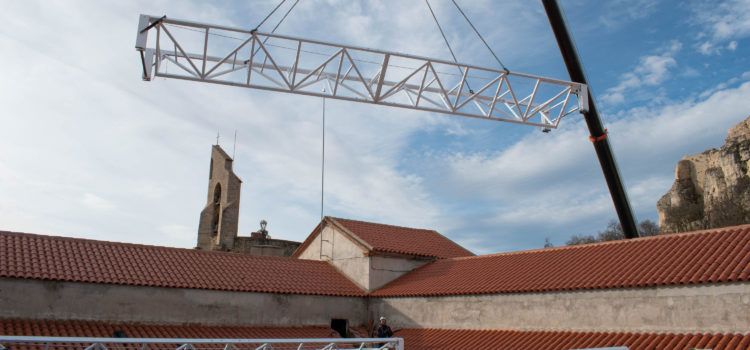 Morella instal·la l’estructura de la nova coberta del claustre al Colomer Zurita