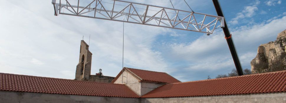 Morella instal·la l’estructura de la nova coberta del claustre al Colomer Zurita