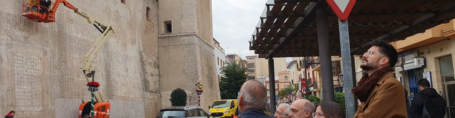 El bisbe de la Diòcesis de Tortosa, Enrique Benavent, visita les feines de restauració de la façana de l’església arxiprestal