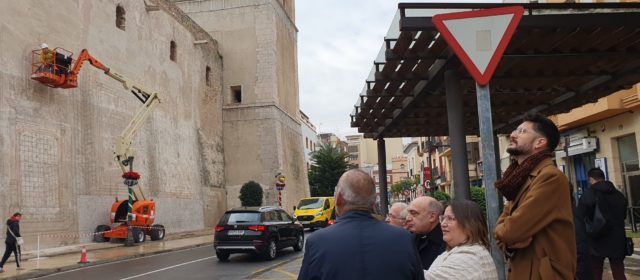 El bisbe de la Diòcesis de Tortosa, Enrique Benavent, visita les feines de restauració de la façana de l’església arxiprestal