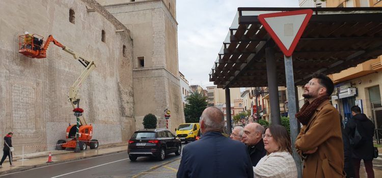 El bisbe de la Diòcesis de Tortosa, Enrique Benavent, visita les feines de restauració de la façana de l’església arxiprestal
