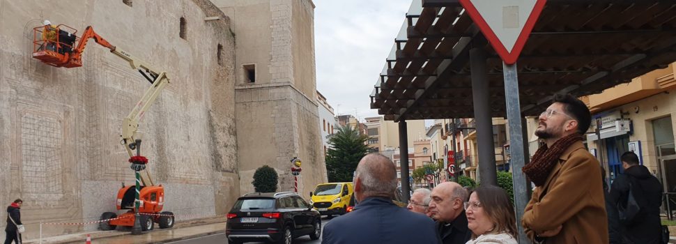 El bisbe de la Diòcesis de Tortosa, Enrique Benavent, visita les feines de restauració de la façana de l’església arxiprestal