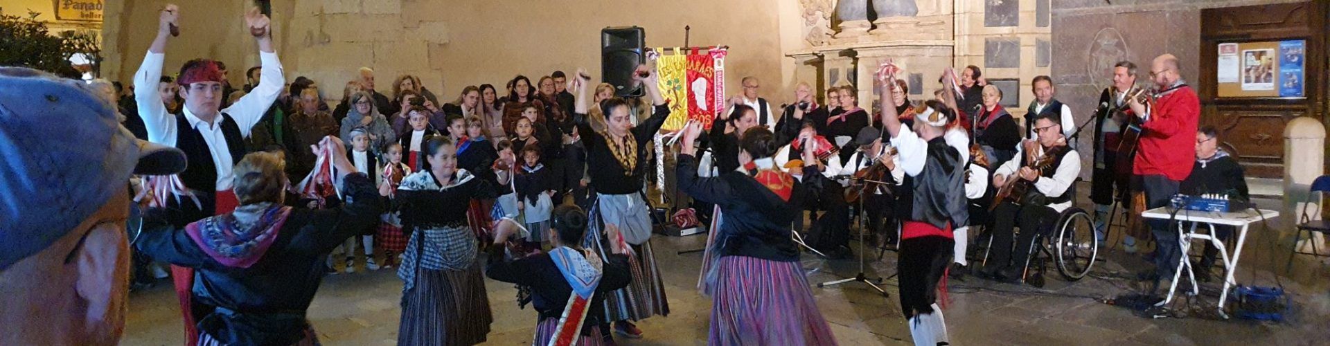 Les Camaraes de Vinaròs ballen per Nadal (vídeos i fotos)