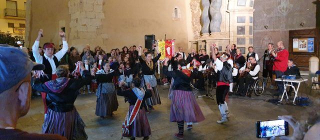 Les Camaraes de Vinaròs ballen per Nadal (vídeos i fotos)