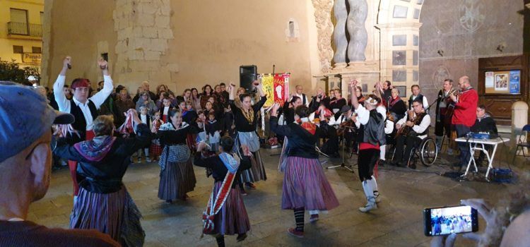Les Camaraes de Vinaròs ballen per Nadal (vídeos i fotos)