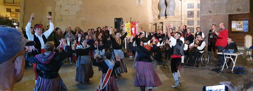 Les Camaraes de Vinaròs ballen per Nadal (vídeos i fotos)