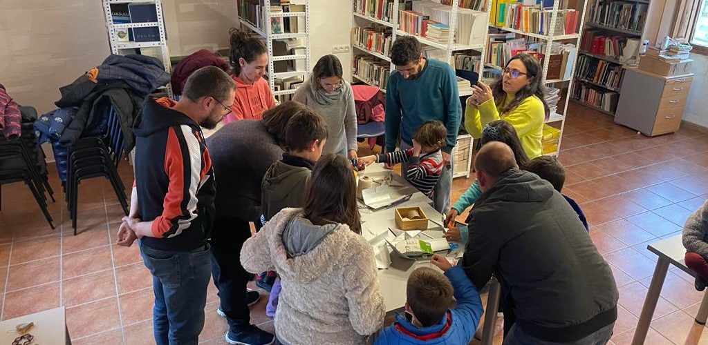 Ares inicia el Nadal decorant l’arbre