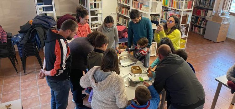Ares inicia el Nadal decorant l’arbre