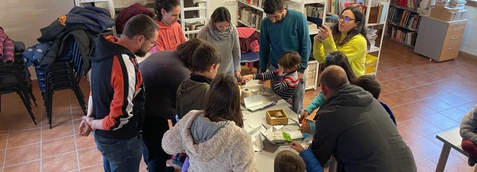 Ares inicia el Nadal decorant l’arbre