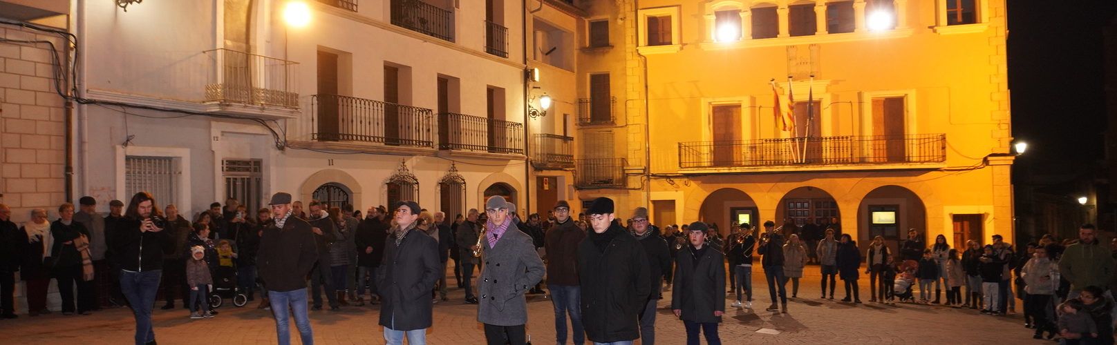 Els quintos d’Albocàsser segueixen la tradició del ‘Cant de Les Cartes’