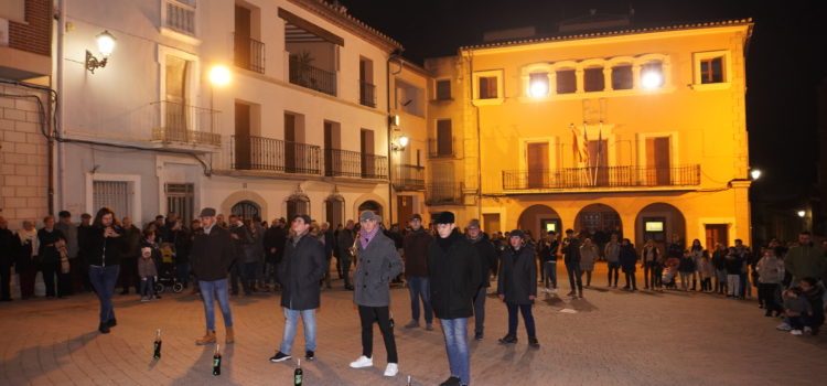Els quintos d’Albocàsser segueixen la tradició del ‘Cant de Les Cartes’