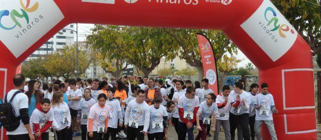 Vora 600 estudiants participen en una cursa solidària a Vinaròs