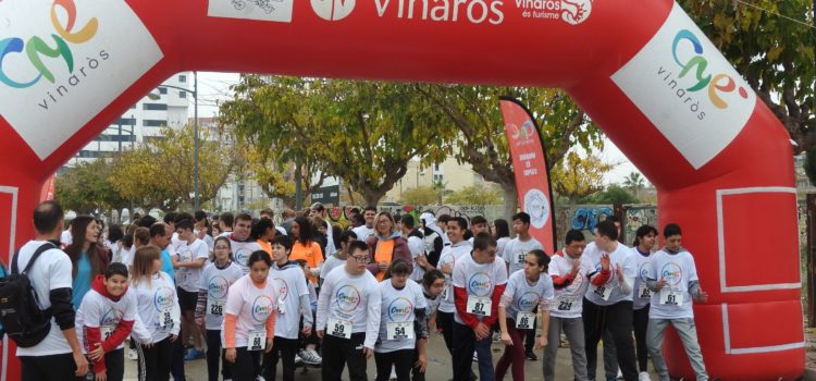 Vora 600 estudiants participen en una cursa solidària a Vinaròs