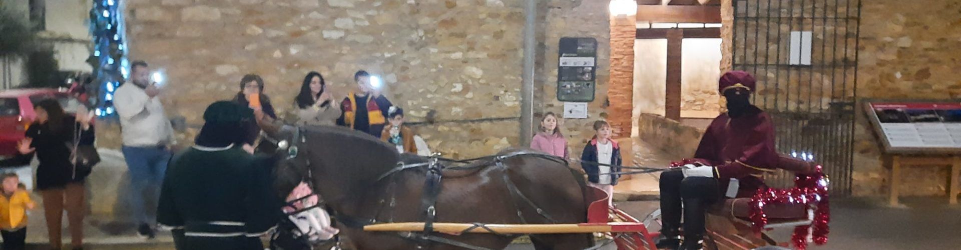 Xiquets i xiquetes d’Albocàsser lliuren les seues cartes als Reis Mags