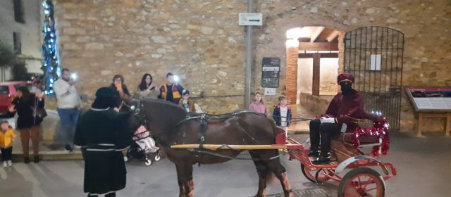 Xiquets i xiquetes d’Albocàsser lliuren les seues cartes als Reis Mags