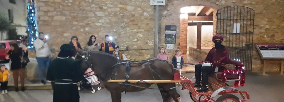 Xiquets i xiquetes d’Albocàsser lliuren les seues cartes als Reis Mags