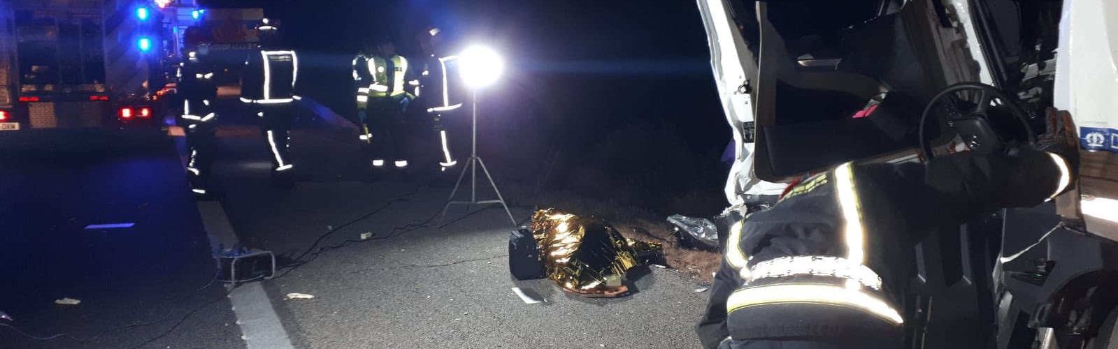 Un fallecido en el choque de dos camiones en la AP7, a su paso por Alcalà
