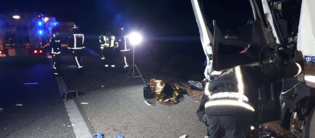 Un fallecido en el choque de dos camiones en la AP7, a su paso por Alcalà
