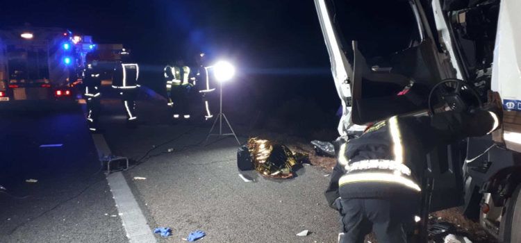 Un fallecido en el choque de dos camiones en la AP7, a su paso por Alcalà