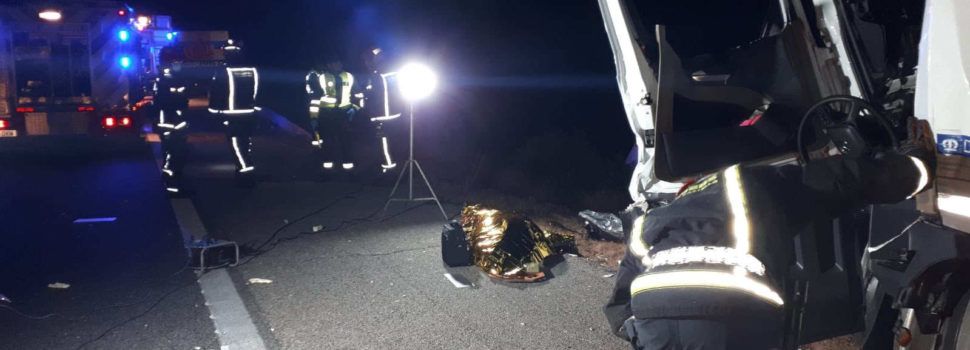 Un fallecido en el choque de dos camiones en la AP7, a su paso por Alcalà