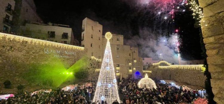 Peñíscola une a su encanto natural, la iluminación extraordinaria de Navidad