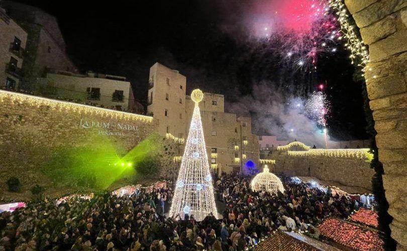 Peñíscola une a su encanto natural, la iluminación extraordinaria de Navidad