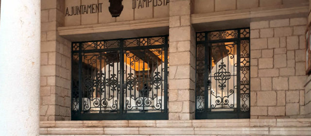 Els grups de l’oposició abandonen en bloc el ple de l’Ajuntament d’Amposta per no poder debatre el pressupost municipal