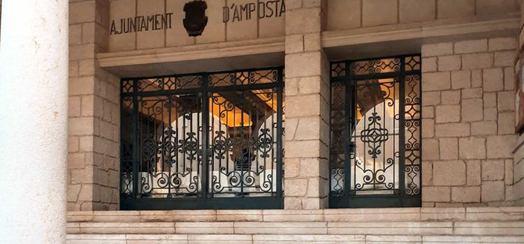 Els grups de l’oposició abandonen en bloc el ple de l’Ajuntament d’Amposta per no poder debatre el pressupost municipal