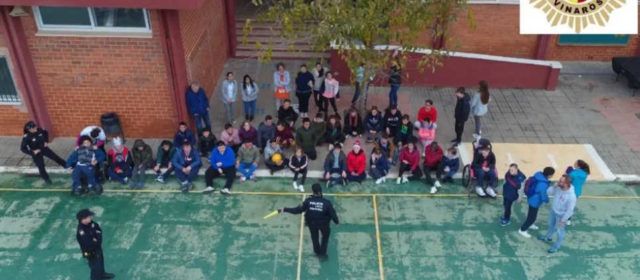 La Policia Local de Vinaròs mostra les seues eines de treball a l’alumnat del CEE Baix Maestrat