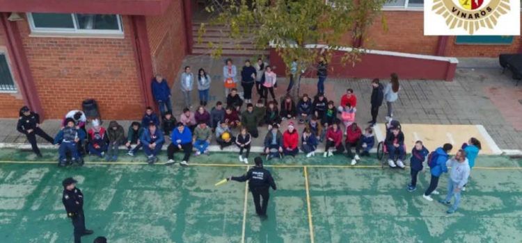 La Policia Local de Vinaròs mostra les seues eines de treball a l’alumnat del CEE Baix Maestrat