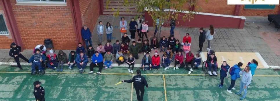 La Policia Local de Vinaròs mostra les seues eines de treball a l’alumnat del CEE Baix Maestrat