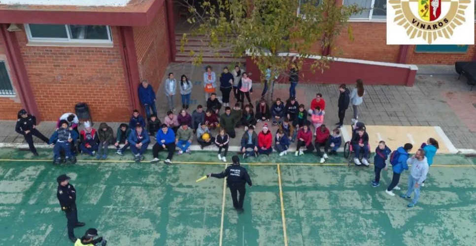 La Policia Local de Vinaròs mostra les seues eines de treball a l’alumnat del CEE Baix Maestrat