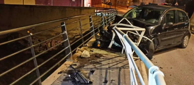 Un conductor amb taxa d’alcohol de 0,78, xoca amb el cotxe contra la barana del pont del Cervol