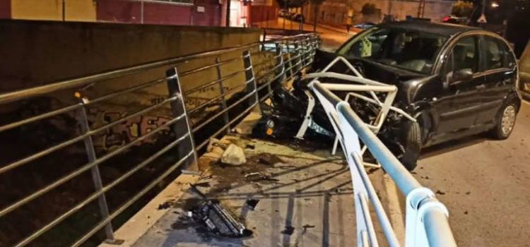 Un conductor amb taxa d’alcohol de 0,78, xoca amb el cotxe contra la barana del pont del Cervol