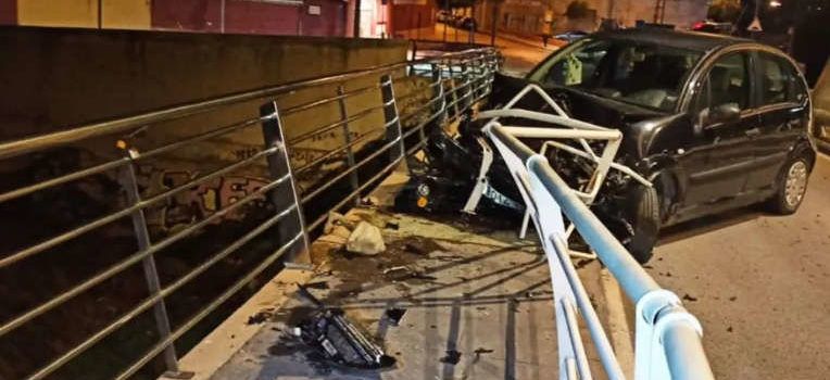 Un conductor amb taxa d’alcohol de 0,78, xoca amb el cotxe contra la barana del pont del Cervol