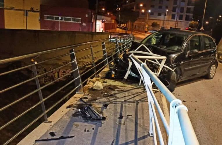 Un conductor amb taxa d’alcohol de 0,78, xoca amb el cotxe contra la barana del pont del Cervol