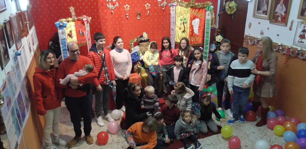 El paje real visita el local del Grupo folclórico «Les Camaraes»